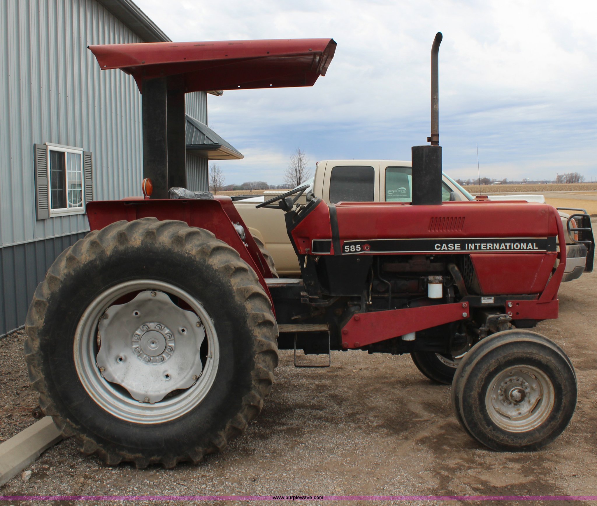1987 Case IH 585 tractor in Topeka, KS Item H1317 sold Purple Wave