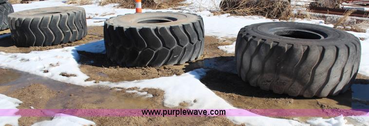 image for item AU9752 (5) 26.5R25 tires