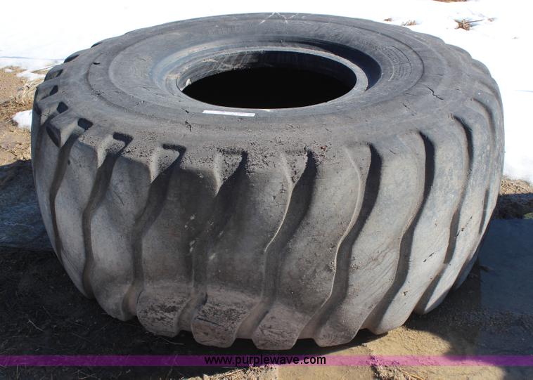 image for item AU9752 (5) 26.5R25 tires