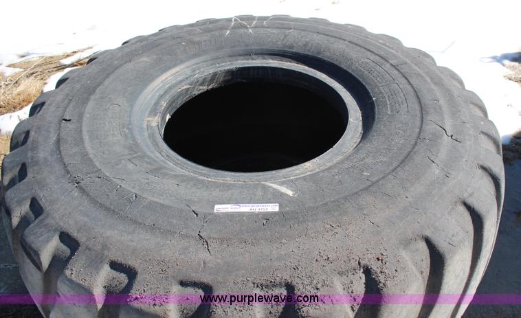 image for item AU9752 (5) 26.5R25 tires
