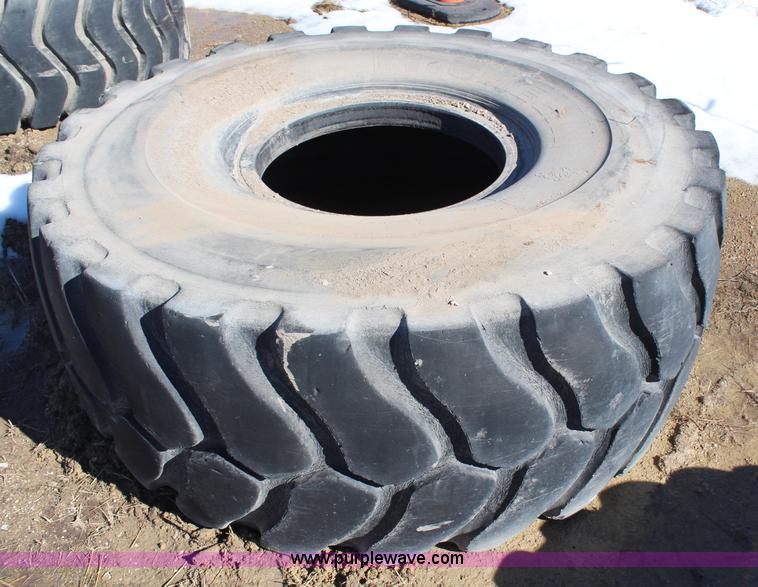 image for item AU9752 (5) 26.5R25 tires