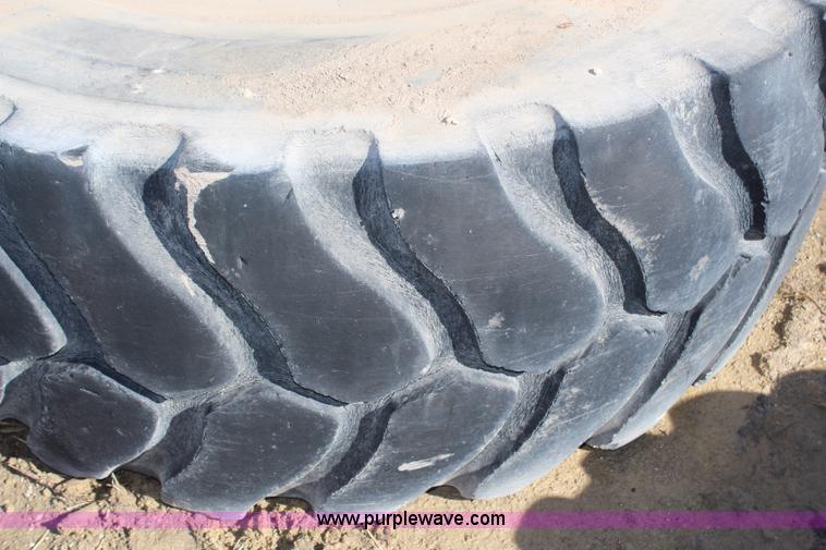 image for item AU9752 (5) 26.5R25 tires