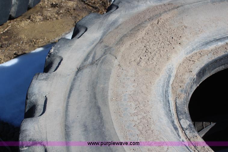 image for item AU9752 (5) 26.5R25 tires