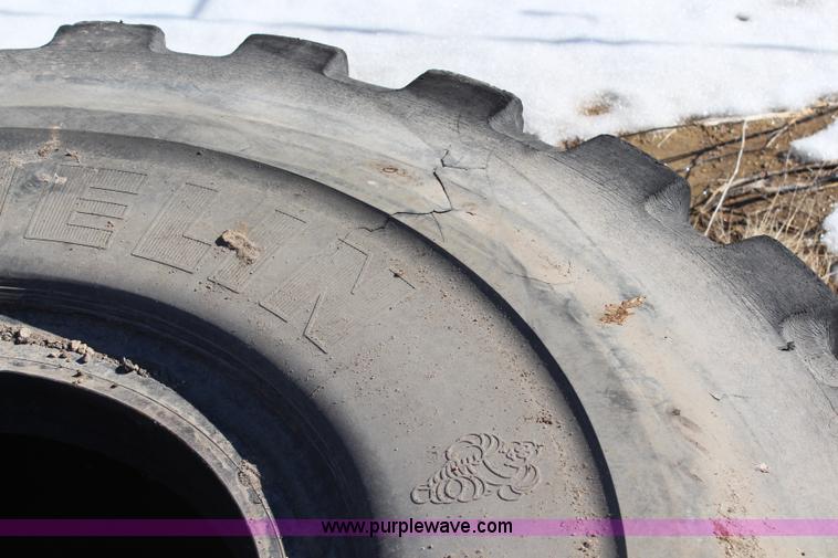 image for item AU9752 (5) 26.5R25 tires