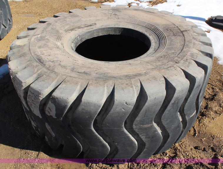 image for item AU9752 (5) 26.5R25 tires