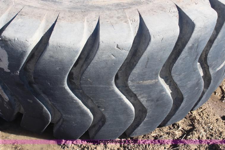 image for item AU9752 (5) 26.5R25 tires