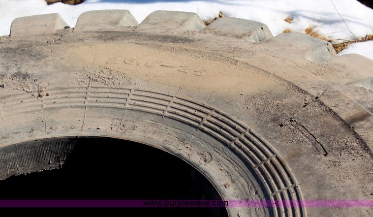 image for item AU9752 (5) 26.5R25 tires