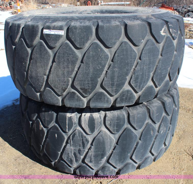image for item AU9752 (5) 26.5R25 tires