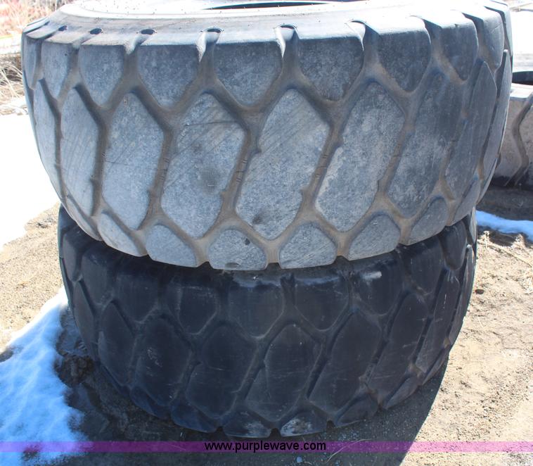 image for item AU9752 (5) 26.5R25 tires