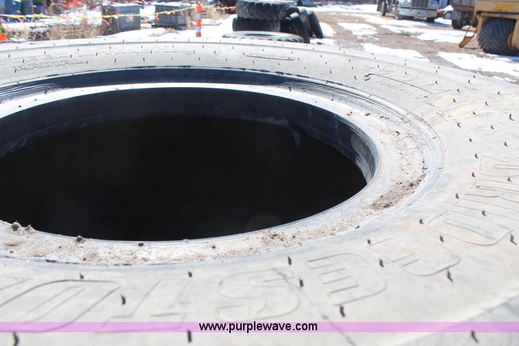 image for item AU9752 (5) 26.5R25 tires