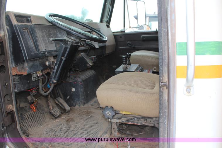 image for item H1296 1992 International 4700 dump truck
