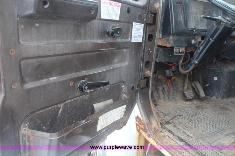 image for item H1296 1992 International 4700 dump truck