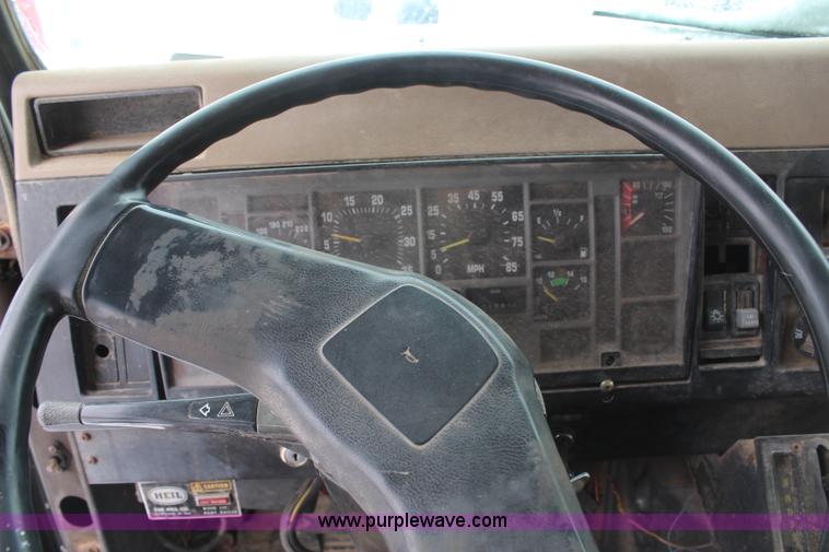 image for item H1296 1992 International 4700 dump truck