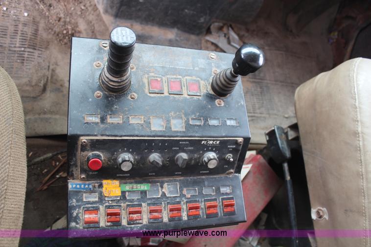 image for item H1296 1992 International 4700 dump truck