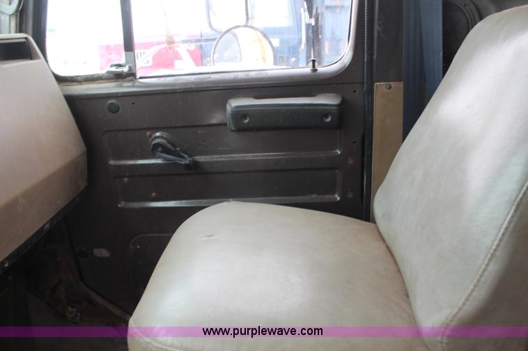 image for item H1296 1992 International 4700 dump truck