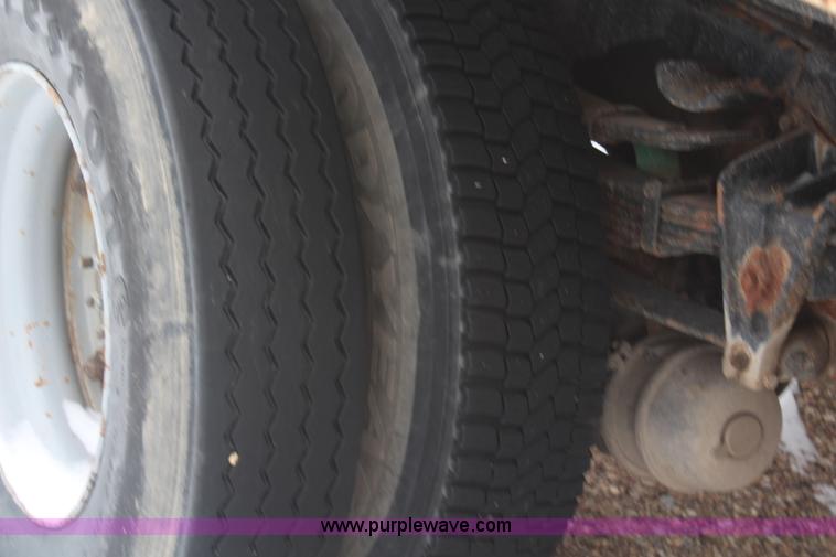 image for item H1296 1992 International 4700 dump truck