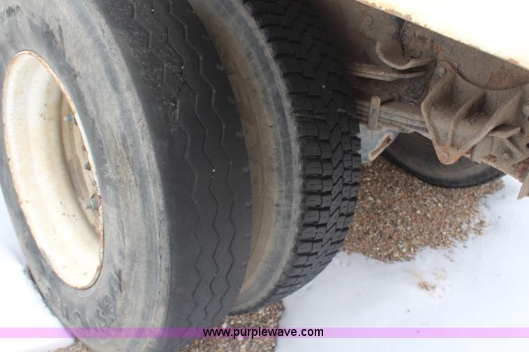 image for item H1296 1992 International 4700 dump truck