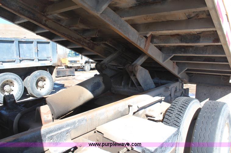 image for item H1296 1992 International 4700 dump truck