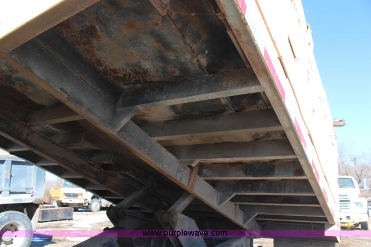 image for item H1296 1992 International 4700 dump truck