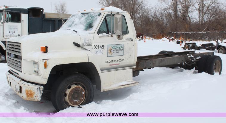 image for item H1303 1990 Ford F700 truck cab and chassis
