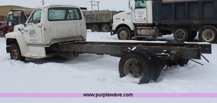 image for item H1303 1990 Ford F700 truck cab and chassis