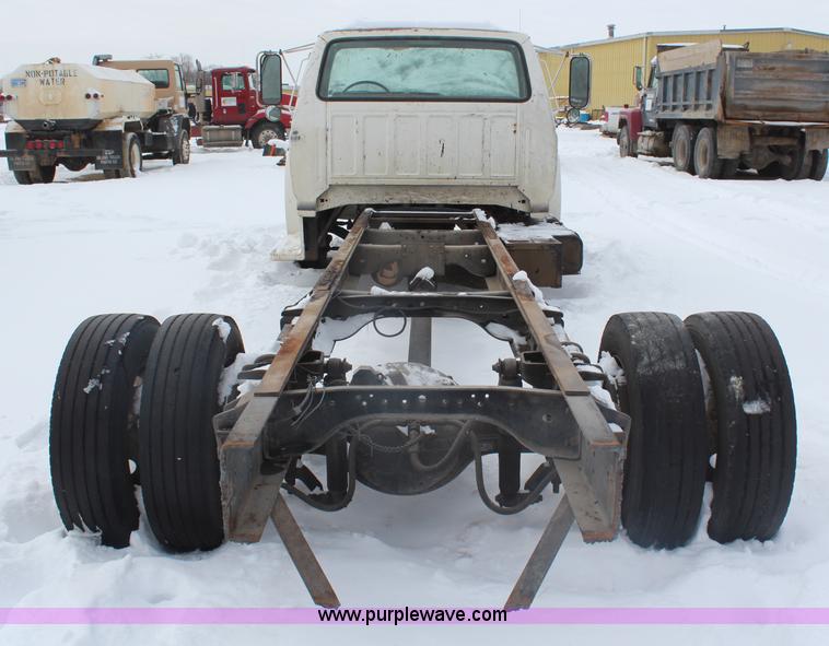 image for item H1303 1990 Ford F700 truck cab and chassis