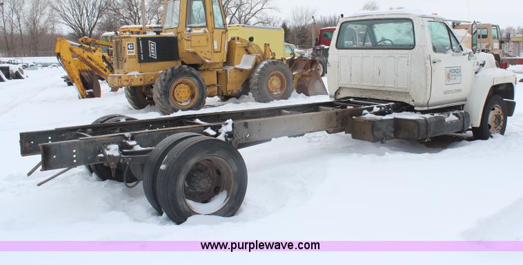 image for item H1303 1990 Ford F700 truck cab and chassis