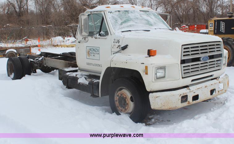image for item H1303 1990 Ford F700 truck cab and chassis