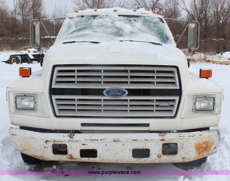 image for item H1303 1990 Ford F700 truck cab and chassis