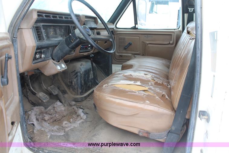 image for item H1303 1990 Ford F700 truck cab and chassis
