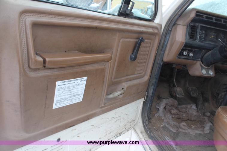 image for item H1303 1990 Ford F700 truck cab and chassis