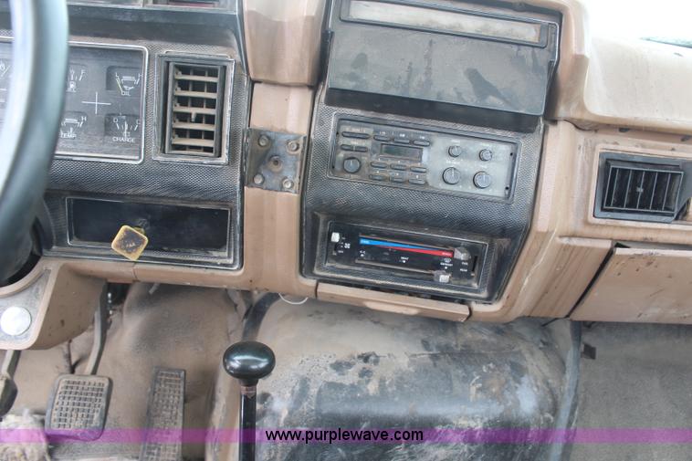 image for item H1303 1990 Ford F700 truck cab and chassis