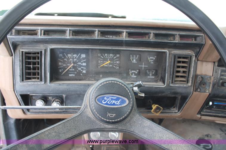 image for item H1303 1990 Ford F700 truck cab and chassis