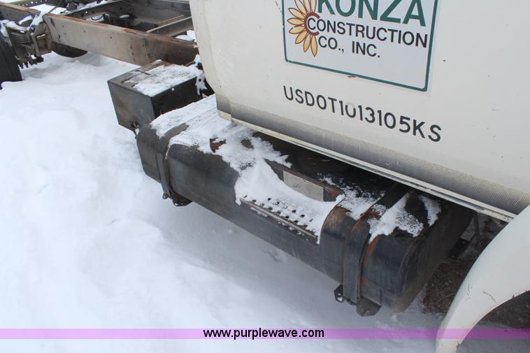 image for item H1303 1990 Ford F700 truck cab and chassis