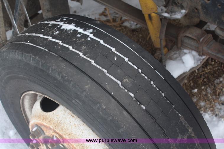 image for item H1303 1990 Ford F700 truck cab and chassis