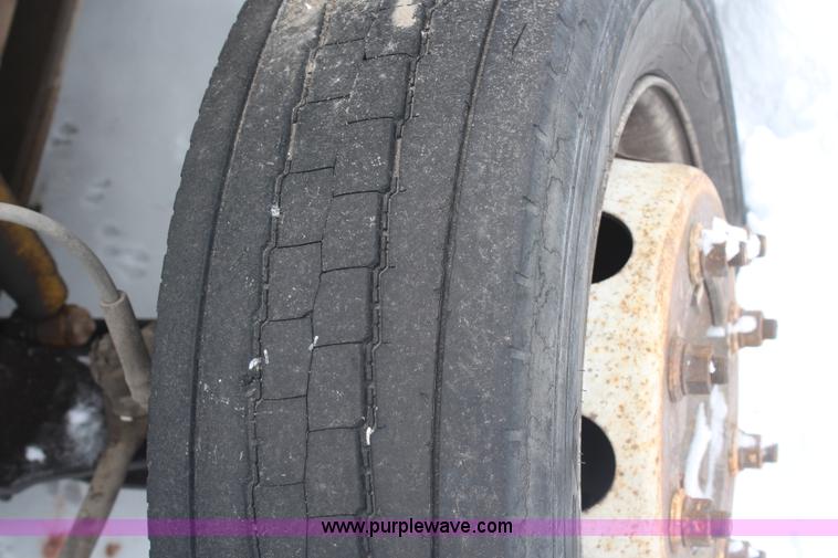 image for item H1303 1990 Ford F700 truck cab and chassis