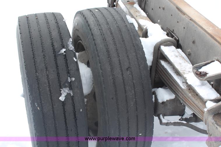 image for item H1303 1990 Ford F700 truck cab and chassis