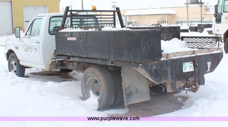 image for item H1304 1994 Ford F350 XL flatbed pickup truck