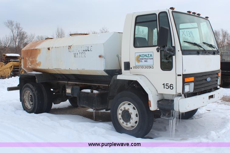 image for item H1305 1990 Ford CF8000 Cargo water tuck