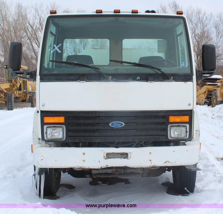 image for item H1305 1990 Ford CF8000 Cargo water tuck