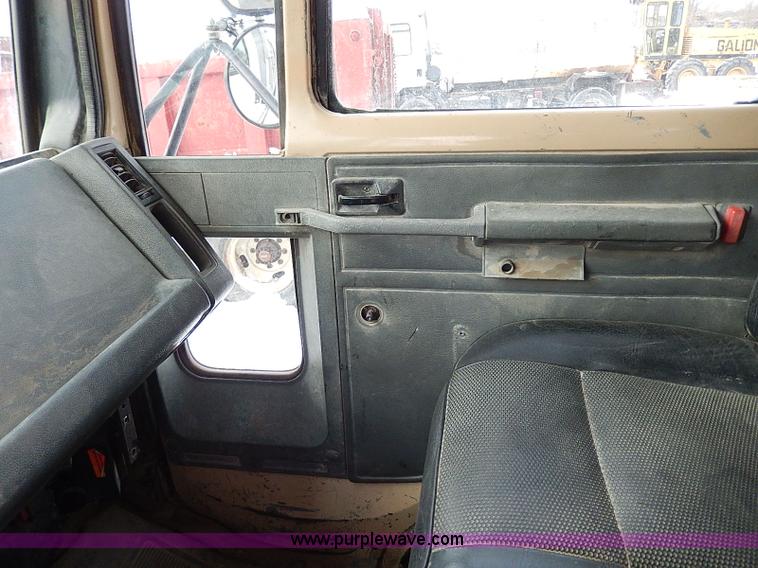 image for item H1308 1992 Ford CFT8000 Cargo dump truck