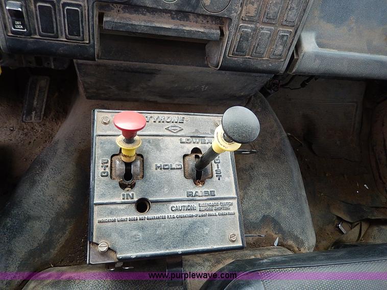 image for item H1308 1992 Ford CFT8000 Cargo dump truck