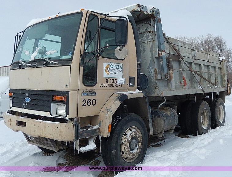 image for item H1309 1992 Ford CFT8000 Cargo dump truck