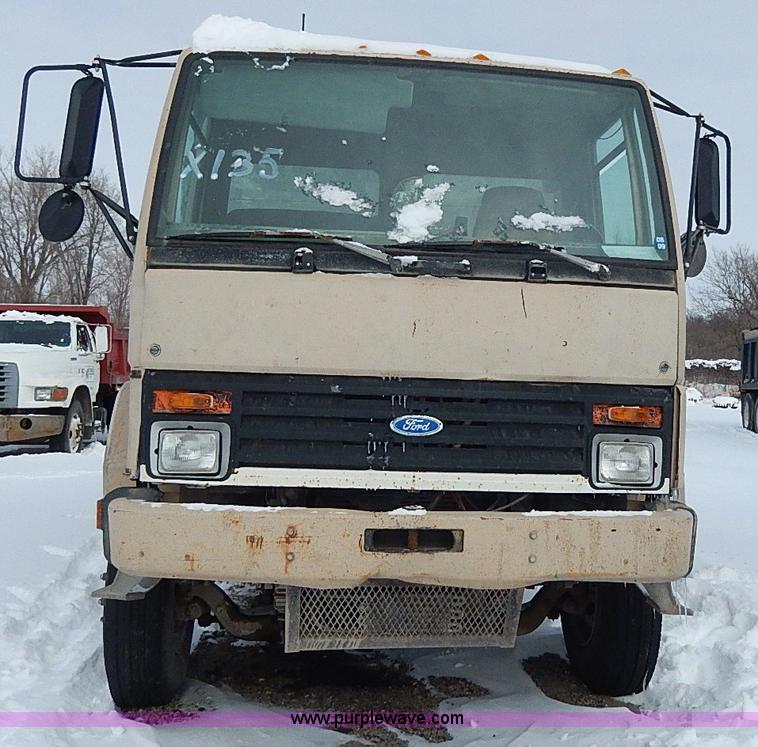 image for item H1309 1992 Ford CFT8000 Cargo dump truck