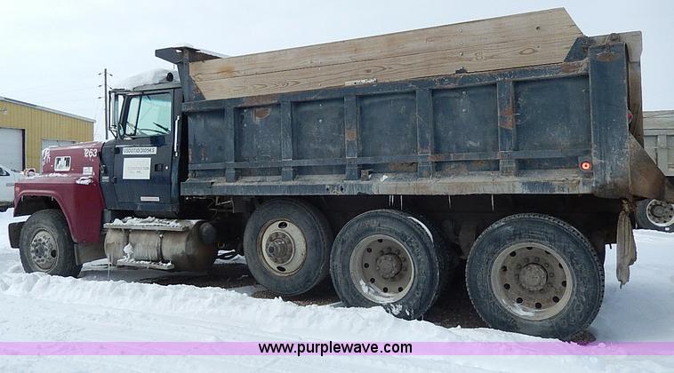 image for item H1311 1985 Ford LTL9000 dump truck