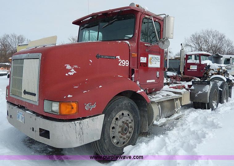 image for item H1312 1993 International 9200 semi truck