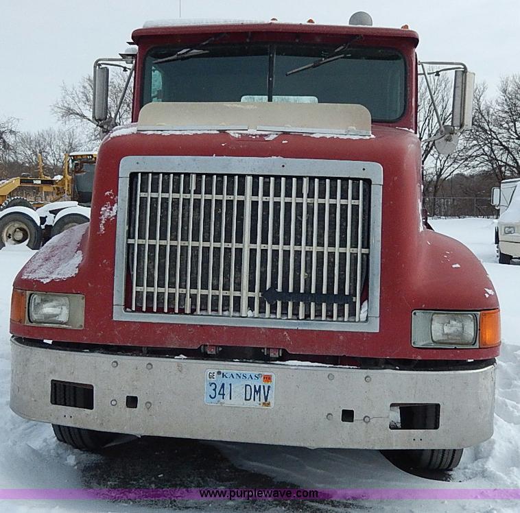 image for item H1312 1993 International 9200 semi truck