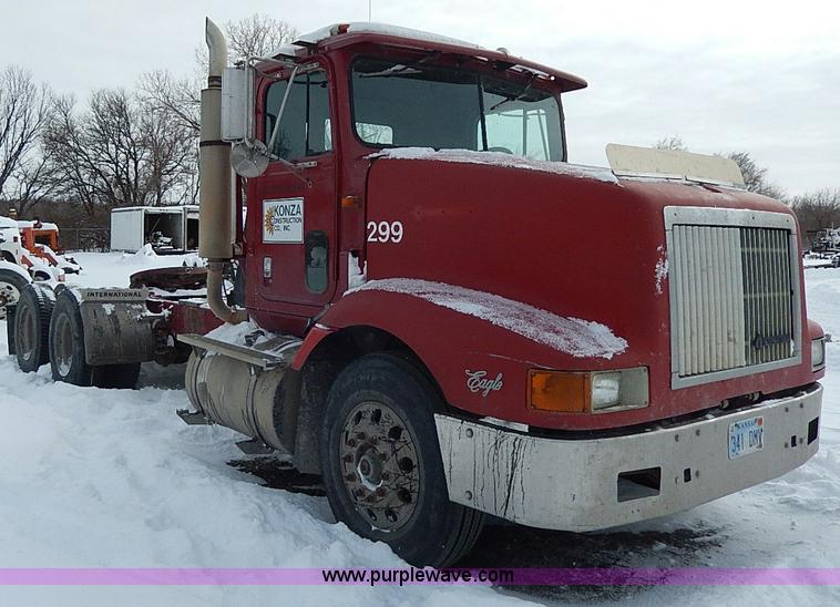 image for item H1312 1993 International 9200 semi truck