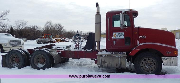 image for item H1312 1993 International 9200 semi truck