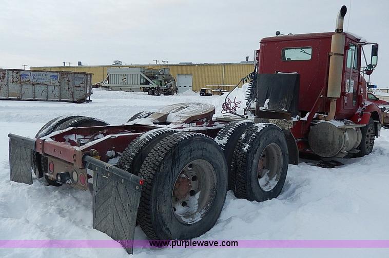 image for item H1312 1993 International 9200 semi truck